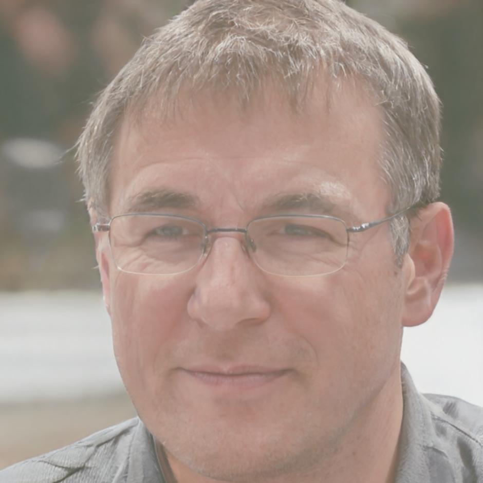 Bjarne Eckhardt, Gründer von seraphytoniq, erklärt Finanzkonzepte in entspannter Atmosphäre